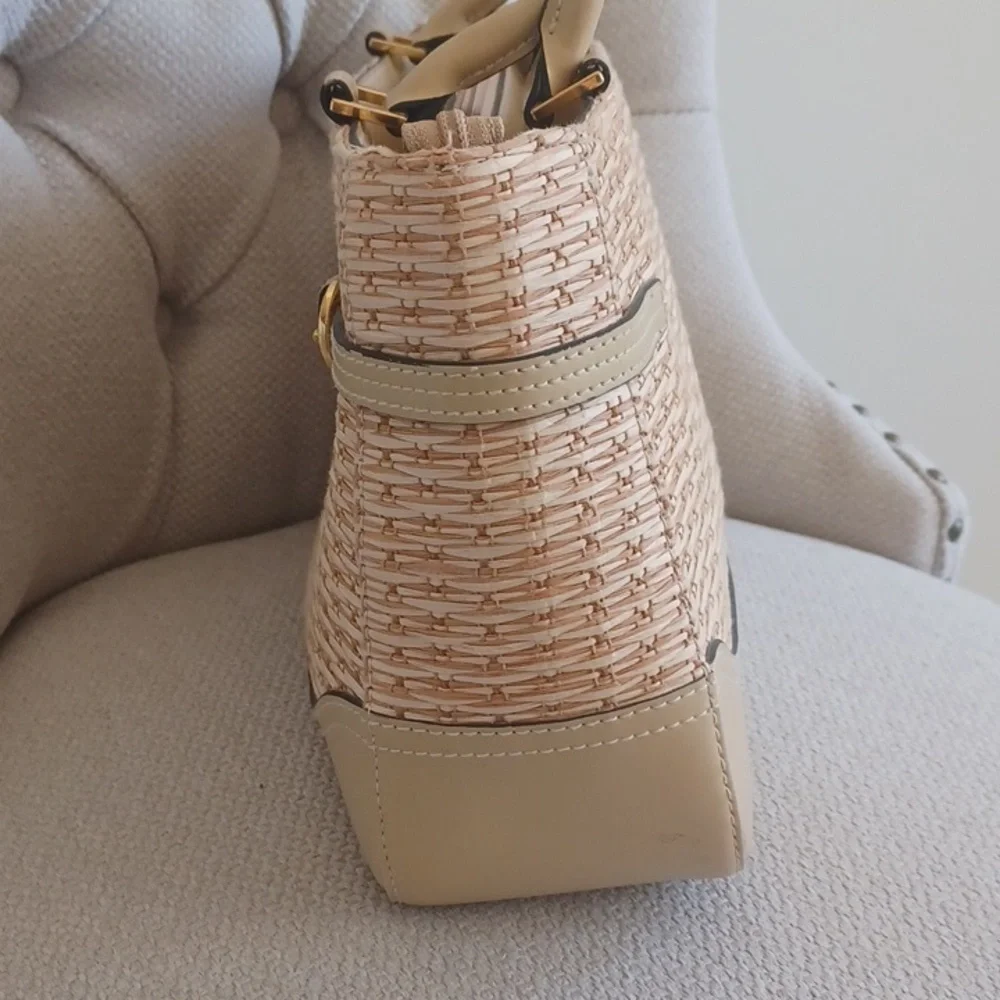 Etienne Aigner Spacious Woven Zippered Bag - Picture 4 of 16